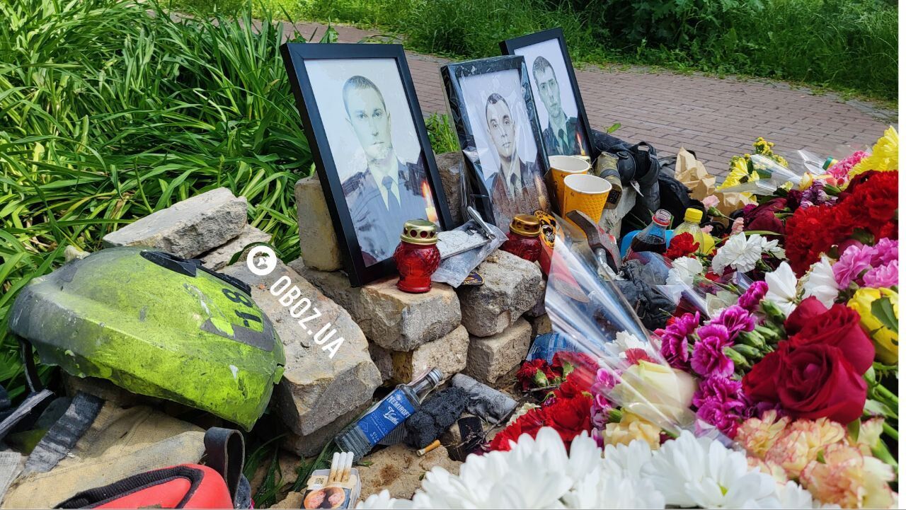 Квіти та лампадки: у Києві на місці загибелі трьох рятувальників облаштували меморіал. Фото та відео