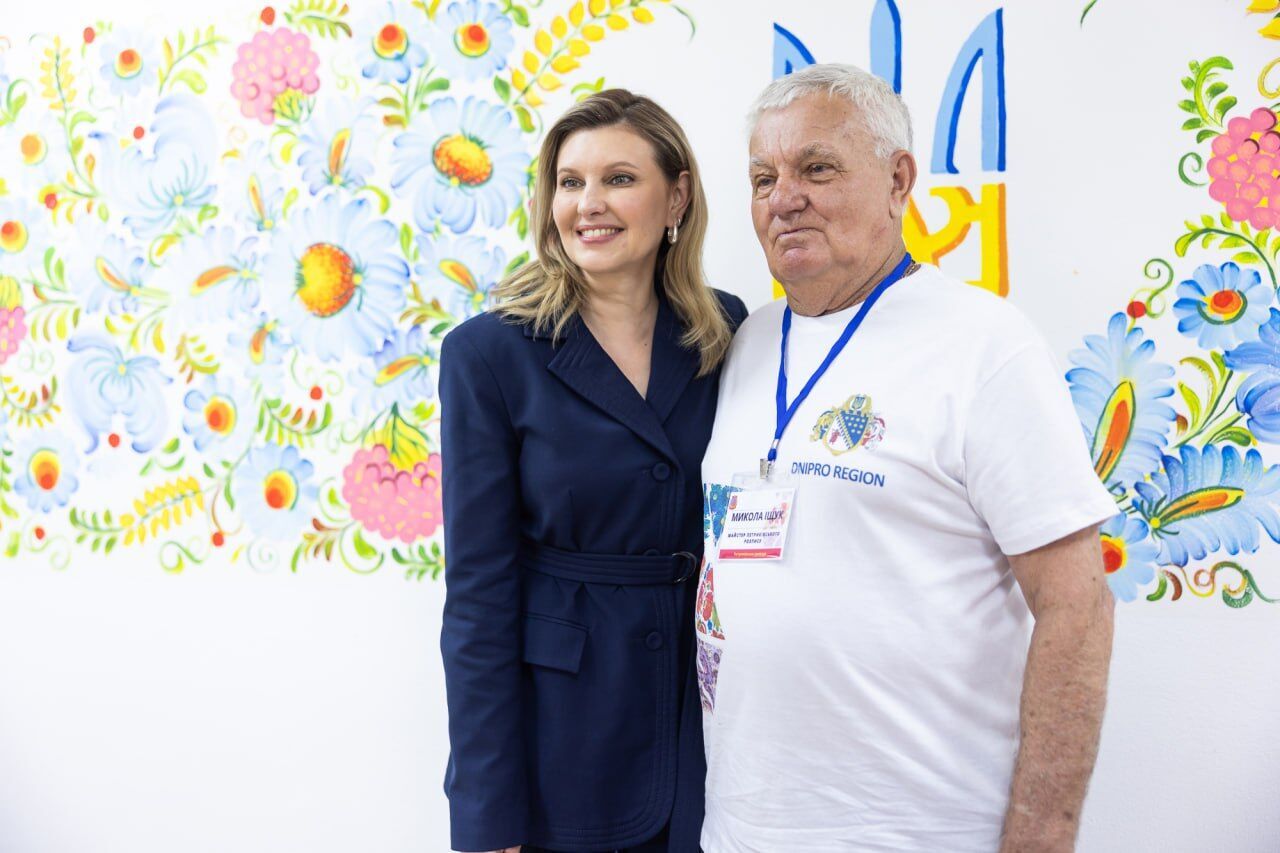 Скільки коштує сумка Зеленської: перша леді вийшла у світ зі стильним аксесуаром від українського бренду