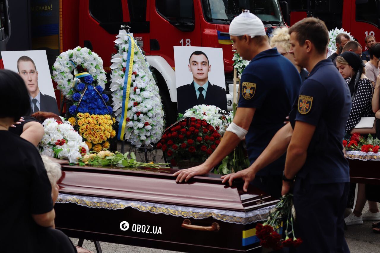 Проводжали під Енніо Морріконе: у Києві попрощалися з рятувальниками, які загинули під час ліквідації наслідків обстрілу столиці. Фото та відео