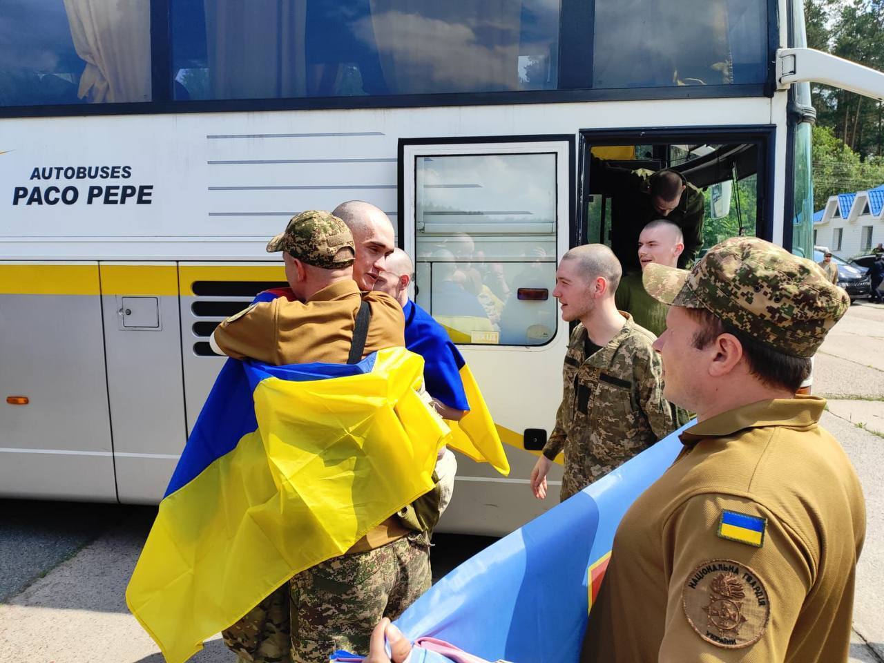 "Наші вдома": Зеленський заявив про новий етап обміну полоненими і показав фото тих, кого вдалося повернути. Фото