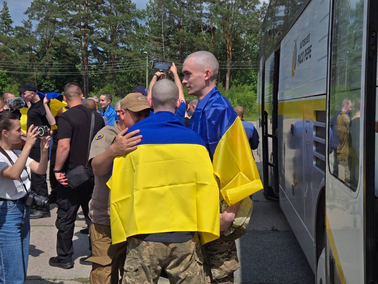 "Наші вдома": Зеленський заявив про новий етап обміну полоненими і показав фото тих, кого вдалося повернути. Фото
