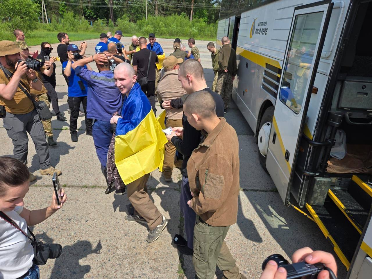 "Наші вдома": Зеленський заявив про новий етап обміну полоненими і показав фото тих, кого вдалося повернути. Фото