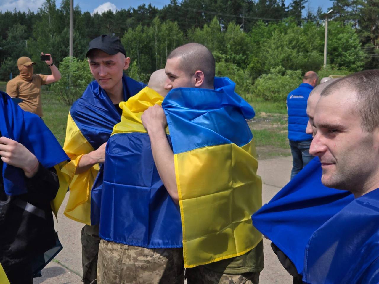 "Наші вдома": Зеленський заявив про новий етап обміну полоненими і показав фото тих, кого вдалося повернути. Фото