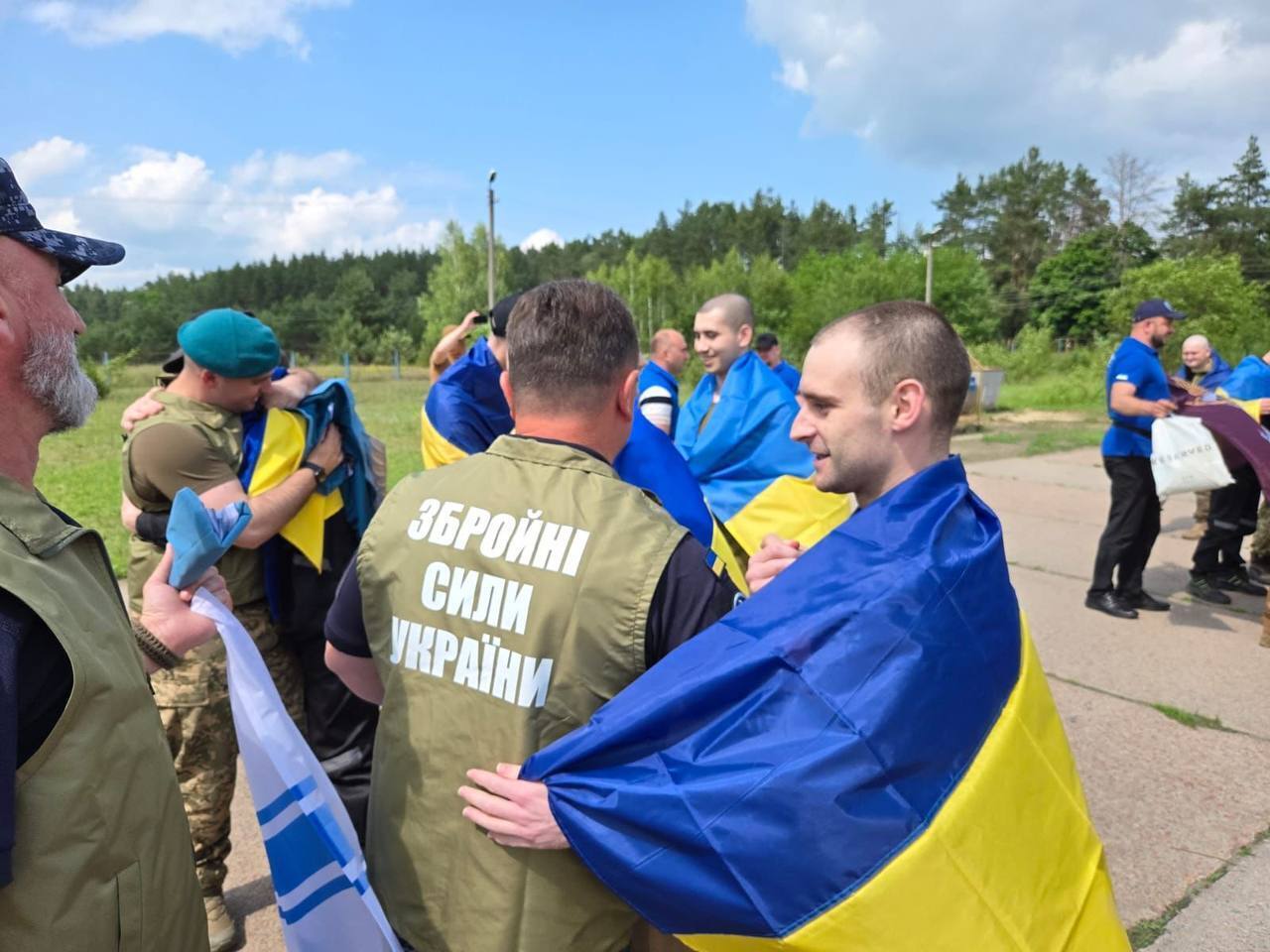 "Наші вдома": Зеленський заявив про новий етап обміну полоненими і показав фото тих, кого вдалося повернути. Фото