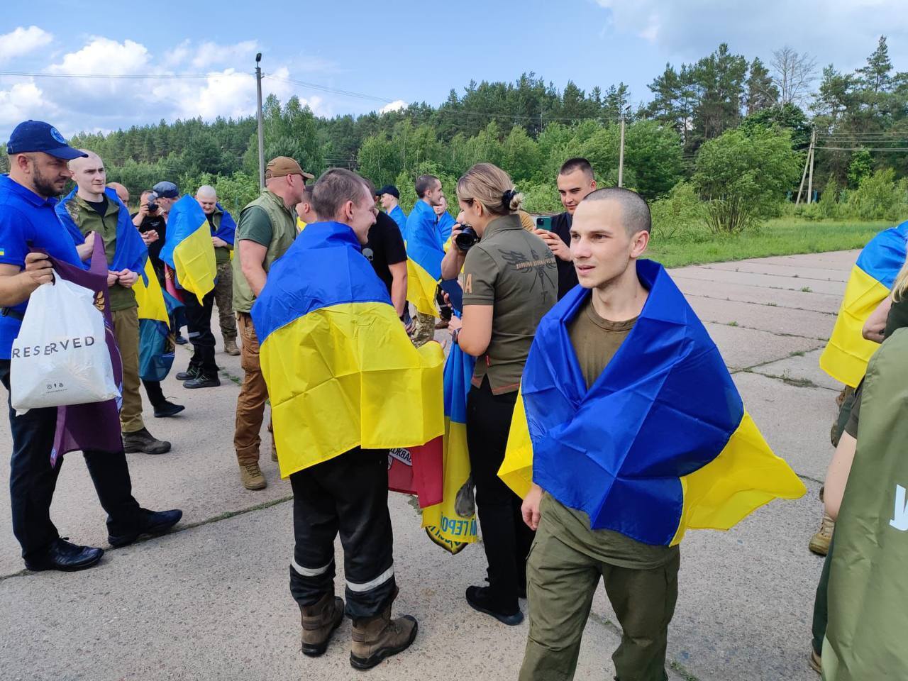 "Наші вдома": Зеленський заявив про новий етап обміну полоненими і показав фото тих, кого вдалося повернути. Фото