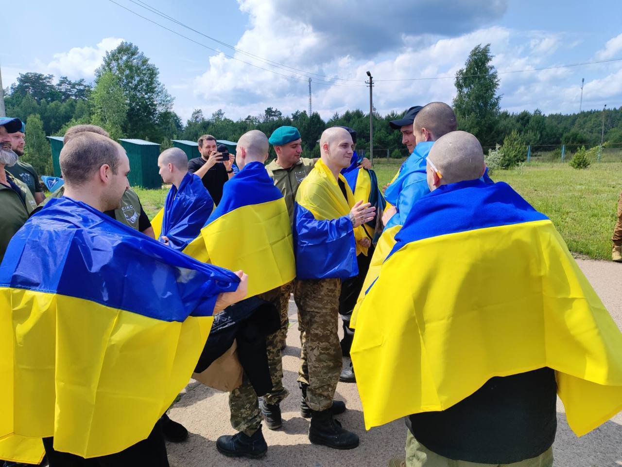 "Радий, що ти є": мережу зворушили кадри дзвінка звільненого з полону українця матері. Відео