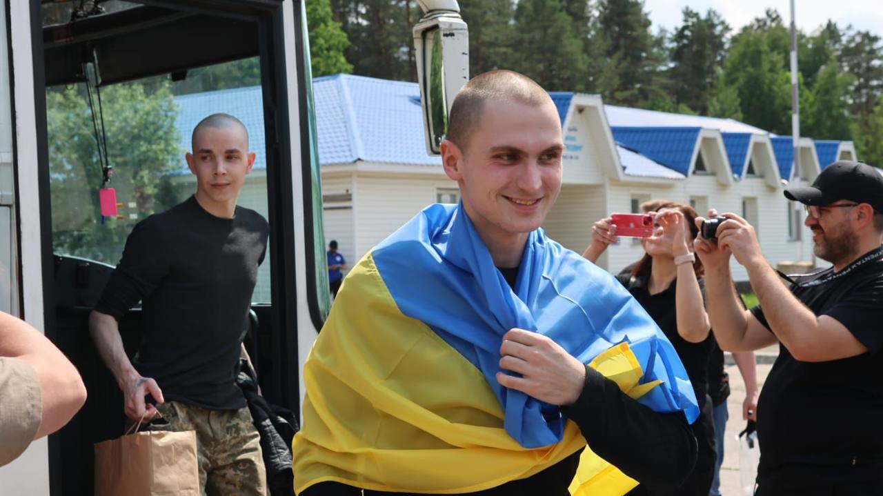 "Наші вдома": Зеленський заявив про новий етап обміну полоненими і показав фото тих, кого вдалося повернути. Фото