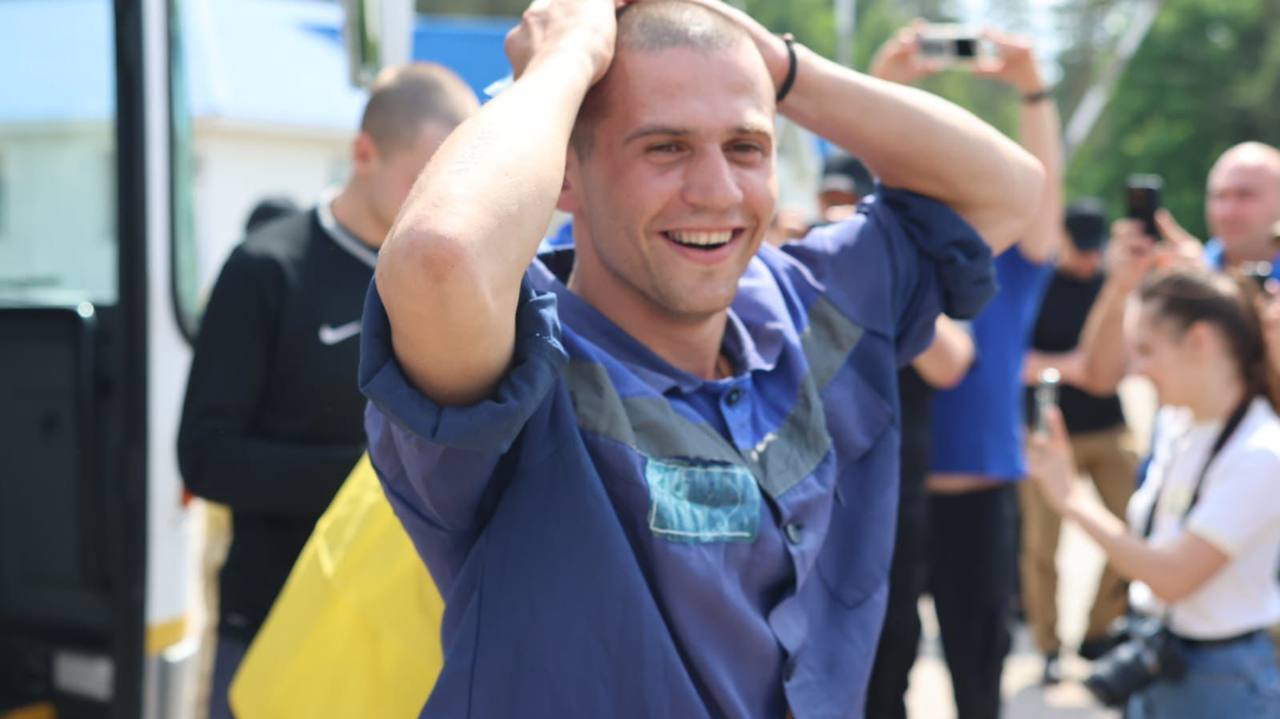 "Наші вдома": Зеленський заявив про новий етап обміну полоненими і показав фото тих, кого вдалося повернути. Фото