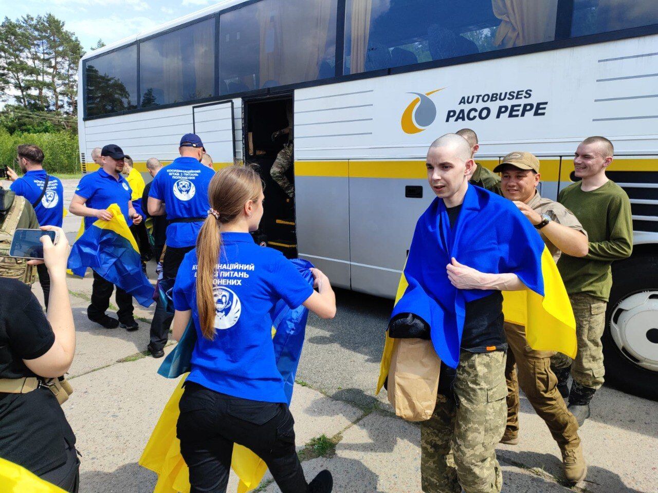 "Наші вдома": Зеленський заявив про новий етап обміну полоненими і показав фото тих, кого вдалося повернути. Фото