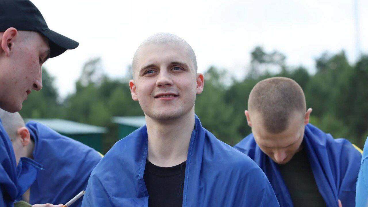 "Наші вдома": Зеленський заявив про новий етап обміну полоненими і показав фото тих, кого вдалося повернути. Фото