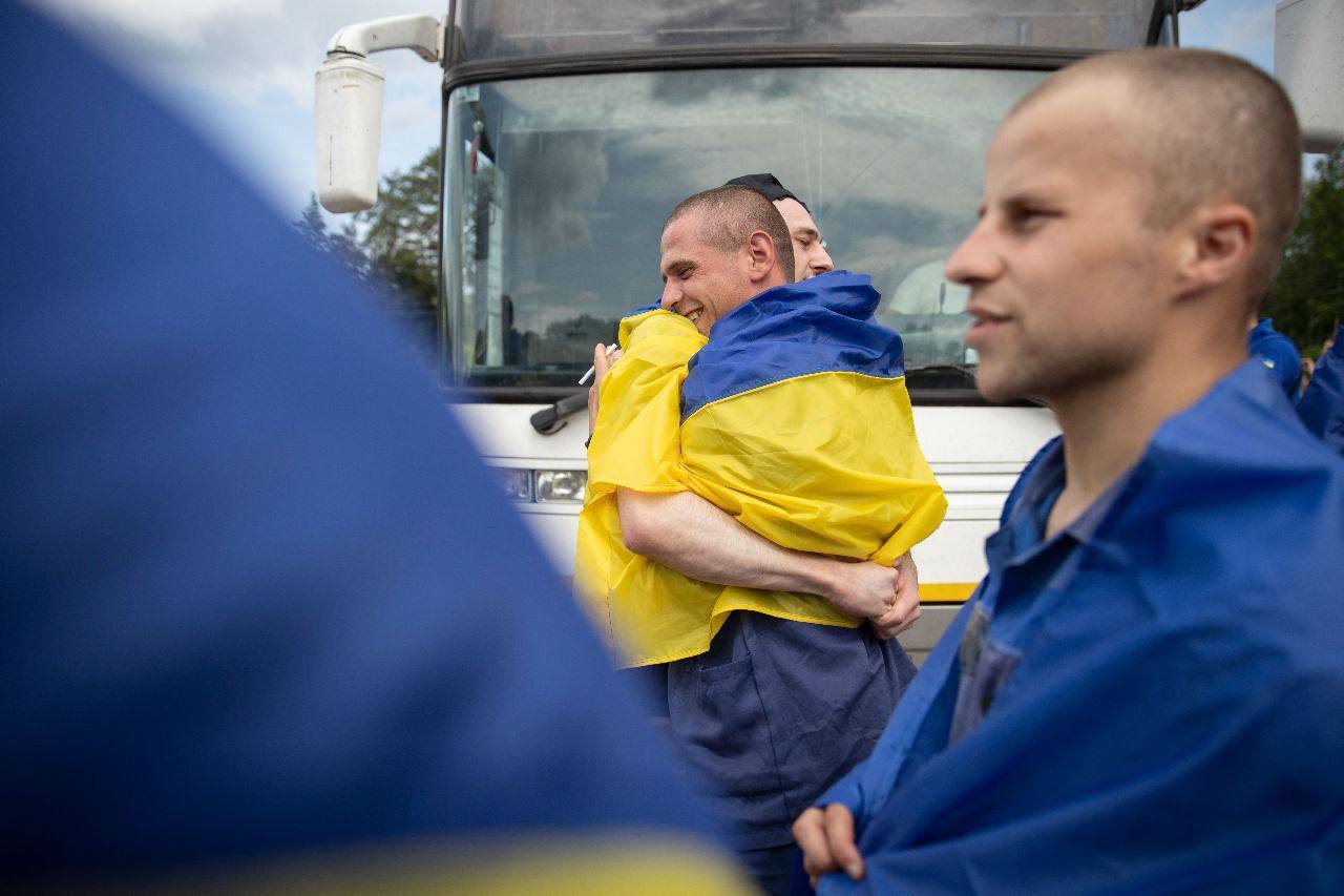 "Наші вдома": Зеленський заявив про новий етап обміну полоненими і показав фото тих, кого вдалося повернути. Фото