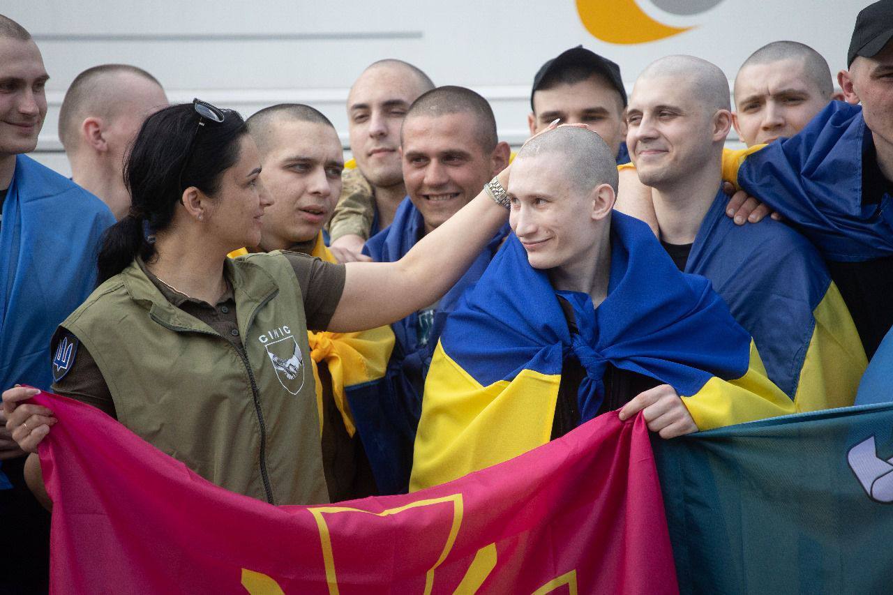 "Наші вдома": Зеленський заявив про новий етап обміну полоненими і показав фото тих, кого вдалося повернути. Фото