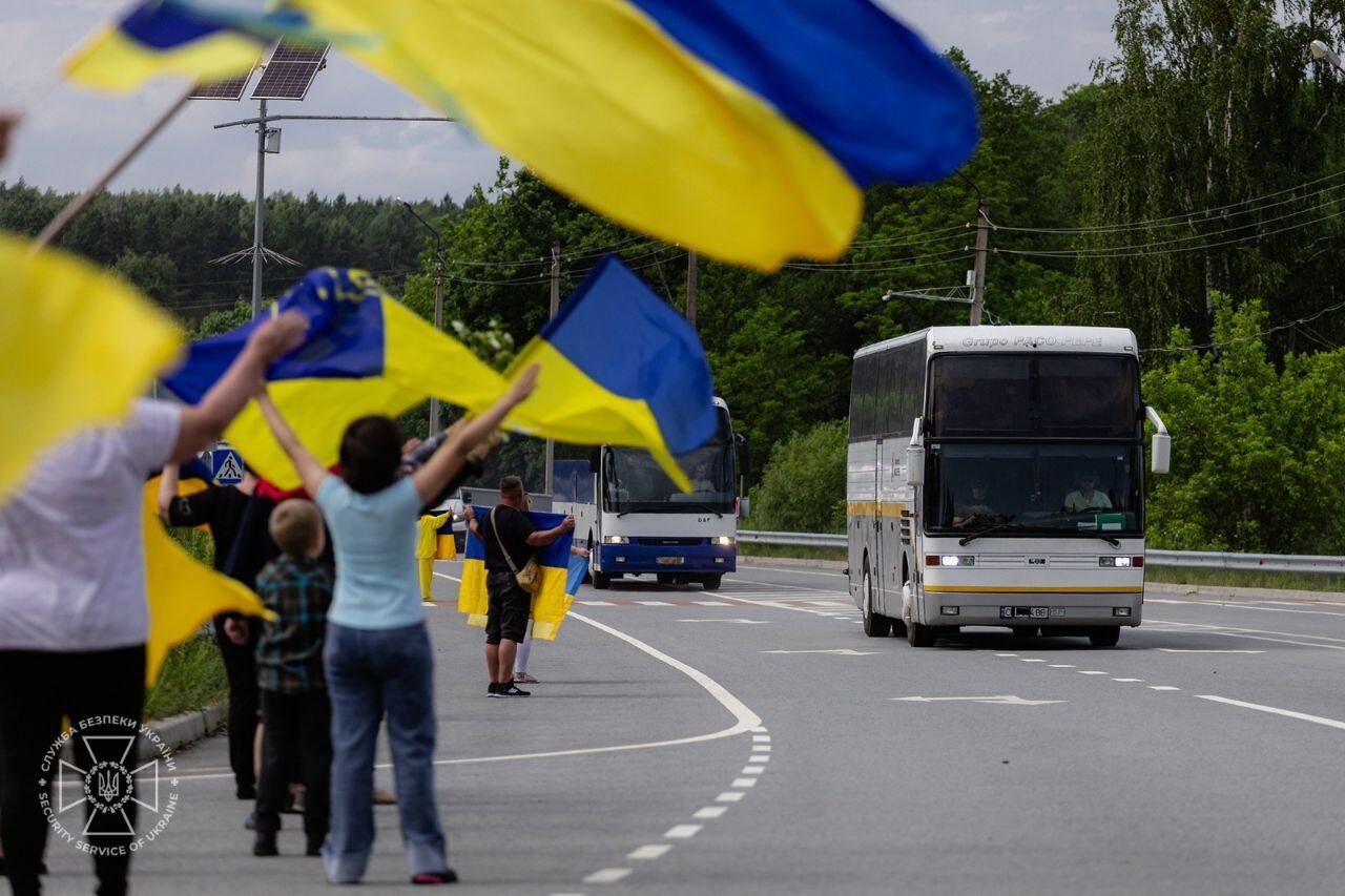 "Наші вдома": Зеленський заявив про новий етап обміну полоненими і показав фото тих, кого вдалося повернути. Фото