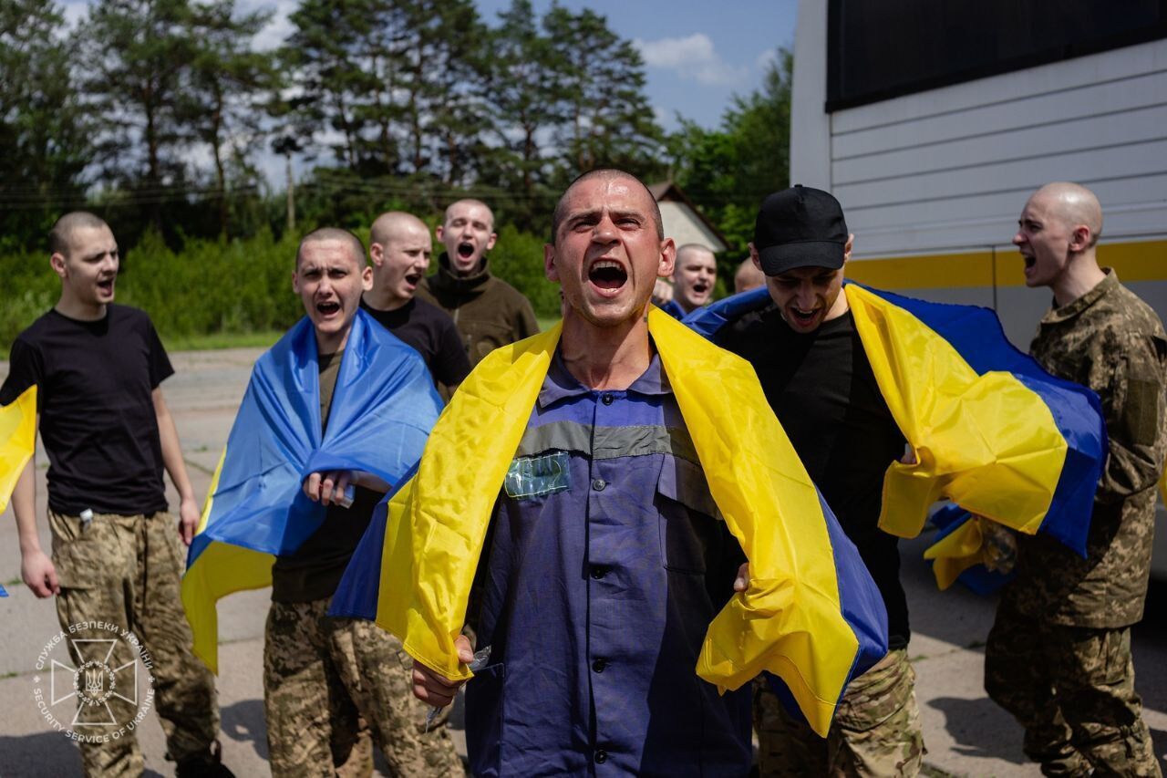 "Наші вдома": Зеленський заявив про новий етап обміну полоненими і показав фото тих, кого вдалося повернути. Фото