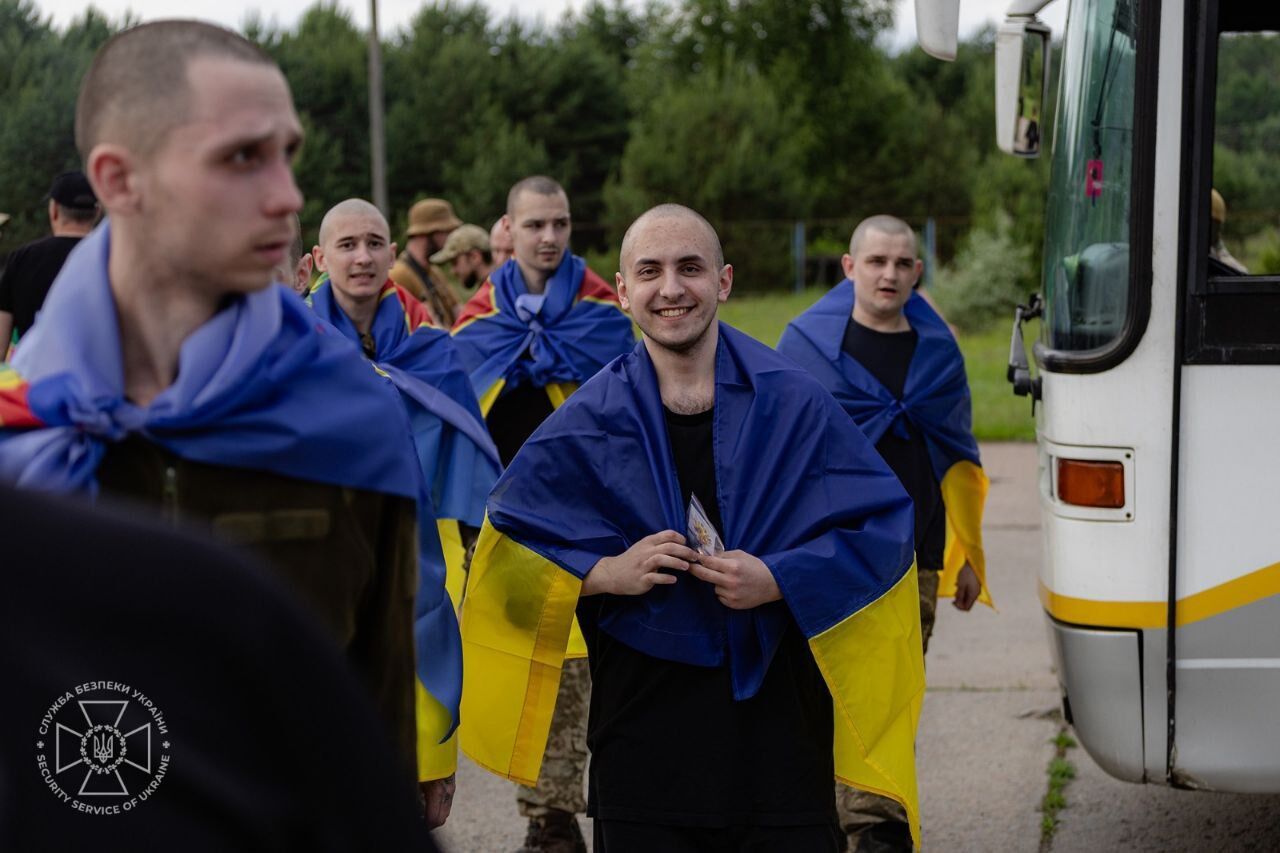 "Наші вдома": Зеленський заявив про новий етап обміну полоненими і показав фото тих, кого вдалося повернути. Фото