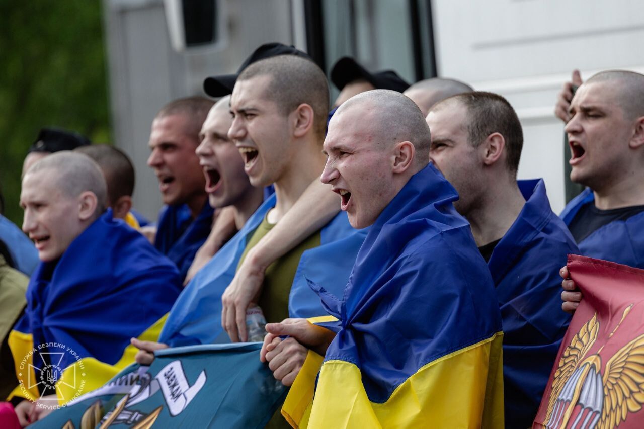 "Наші вдома": Зеленський заявив про новий етап обміну полоненими і показав фото тих, кого вдалося повернути. Фото