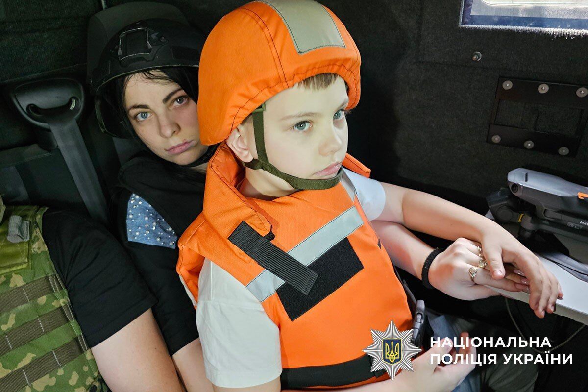 Евакуація відбувалась під ударами КАБів: у Костянтинівці поліцейські врятували вагітну жінку та дитину. Фото й відео