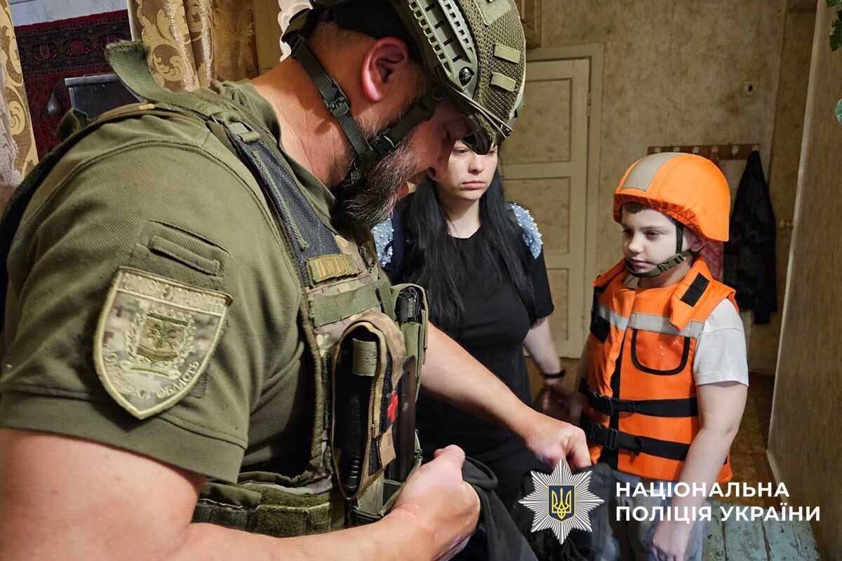 Евакуація відбувалась під ударами КАБів: у Костянтинівці поліцейські врятували вагітну жінку та дитину. Фото й відео