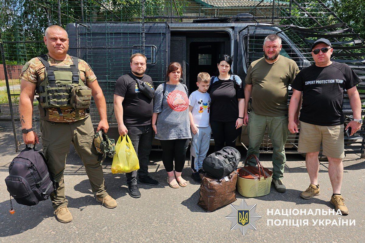 Евакуація відбувалась під ударами КАБів: у Костянтинівці поліцейські врятували вагітну жінку та дитину. Фото й відео