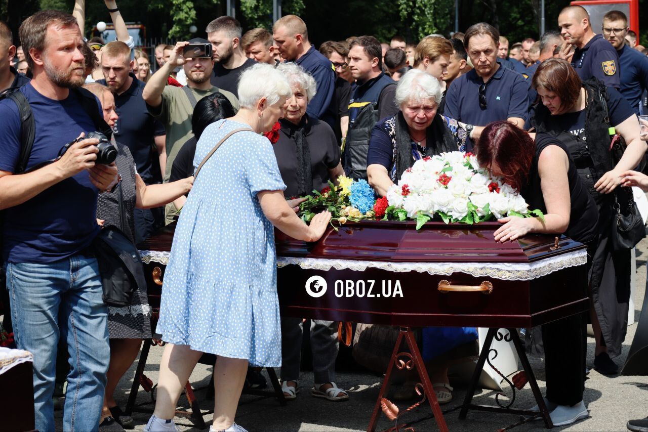 Проводжали під Енніо Морріконе: у Києві попрощалися з рятувальниками, які загинули під час ліквідації наслідків обстрілу столиці. Фото та відео
