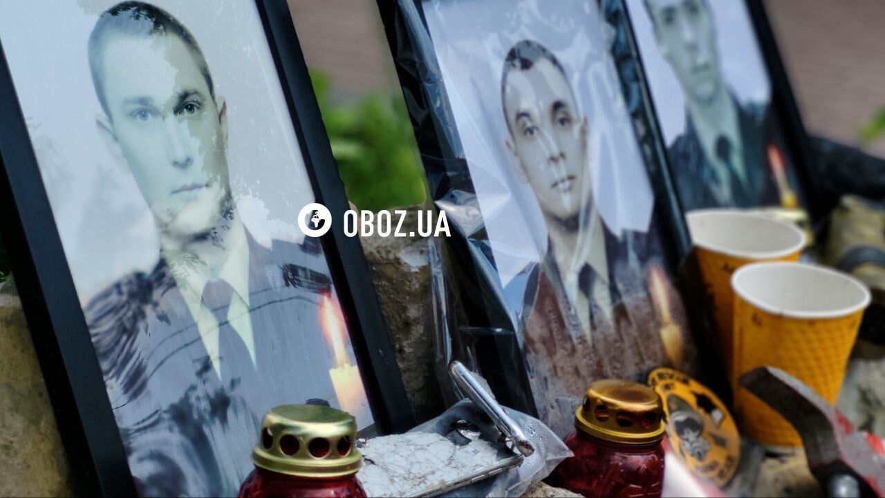 Квіти та лампадки: у Києві на місці загибелі трьох рятувальників облаштували меморіал. Фото та відео