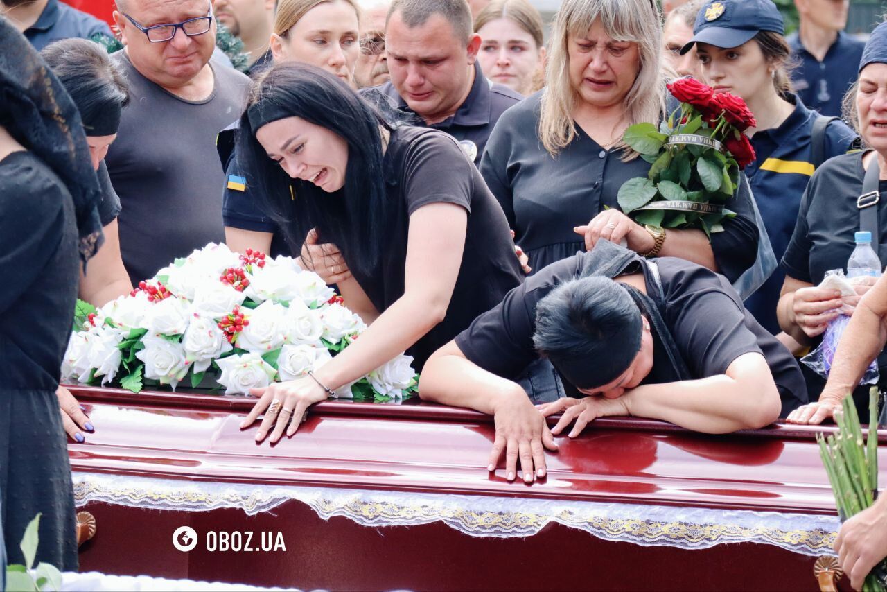Проводжали під Енніо Морріконе: у Києві попрощалися з рятувальниками, які загинули під час ліквідації наслідків обстрілу столиці. Фото та відео