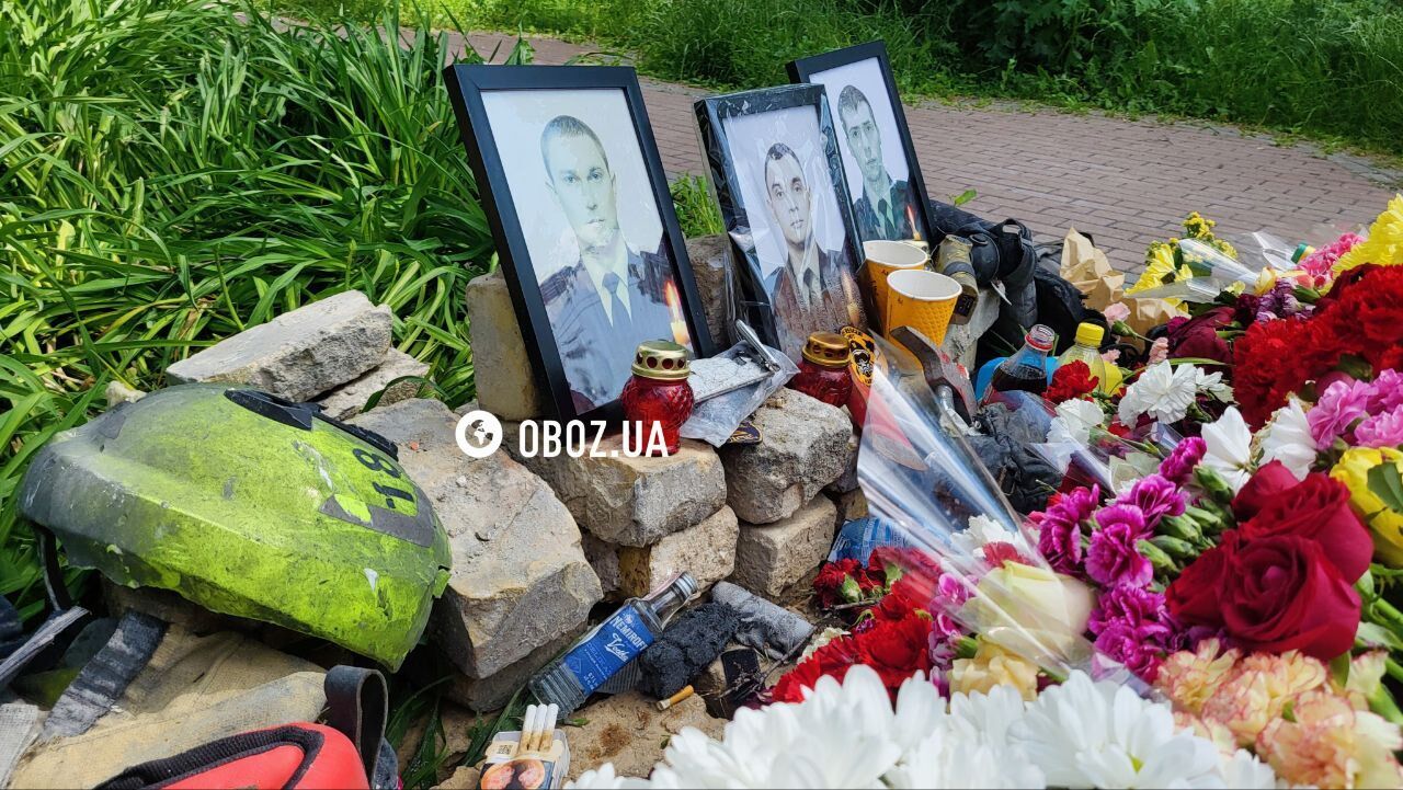 Квіти та лампадки: у Києві на місці загибелі трьох рятувальників облаштували меморіал. Фото та відео