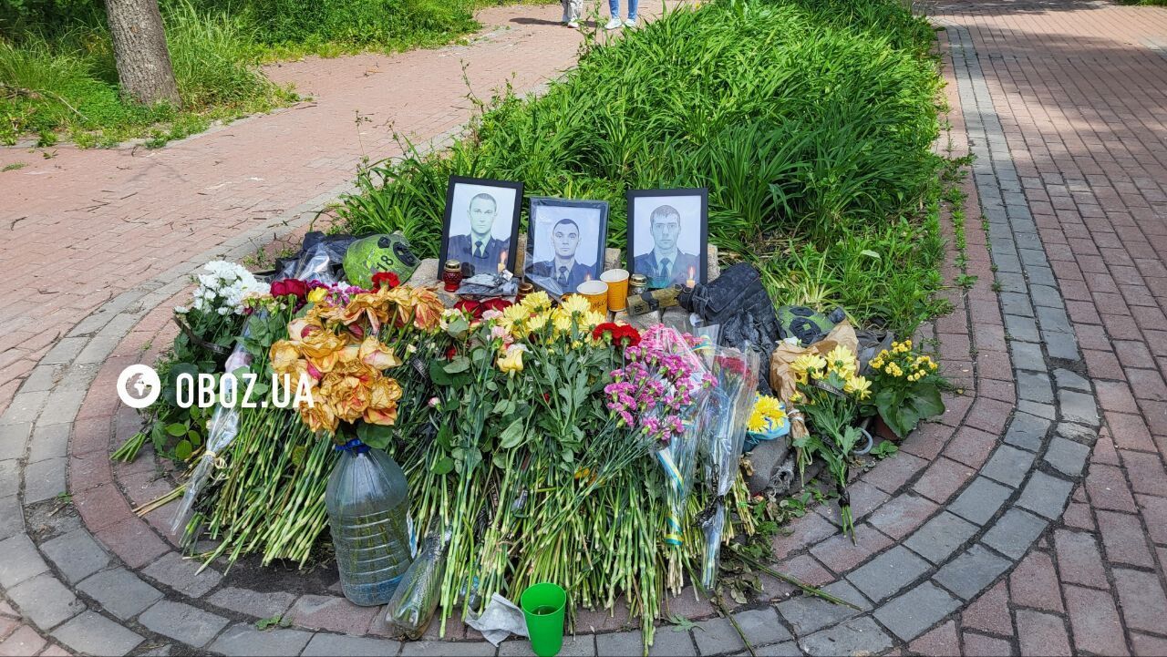 Квіти та лампадки: у Києві на місці загибелі трьох рятувальників облаштували меморіал. Фото та відео
