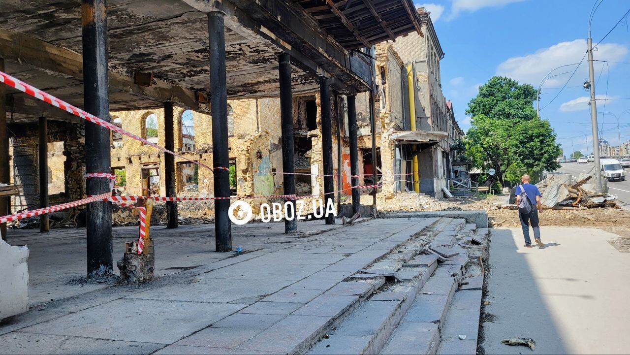 Квіти та лампадки: у Києві на місці загибелі трьох рятувальників облаштували меморіал. Фото та відео