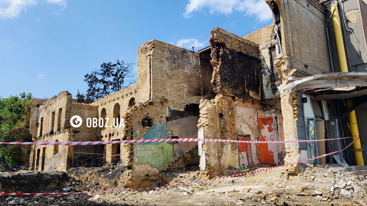 Квіти та лампадки: у Києві на місці загибелі трьох рятувальників облаштували меморіал. Фото та відео