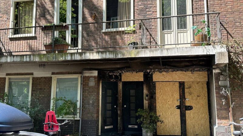 В Амстердамі стались вибух і пожежа у багатоквартирному будинку: мешканці вистрибували з вікон. Фото