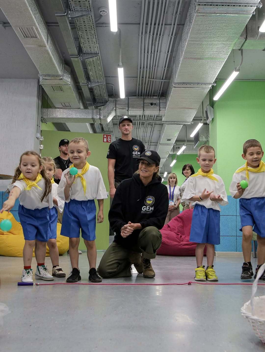 Хрещениця короля Чарльза ІІІ разом із синами відвідала Україну і звернулася до світу