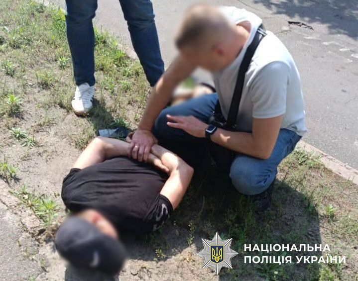 У Києві на Троєщині рецидивіст, погрожуючи насильством, пограбував дитину на вулиці. Подробиці та фото
