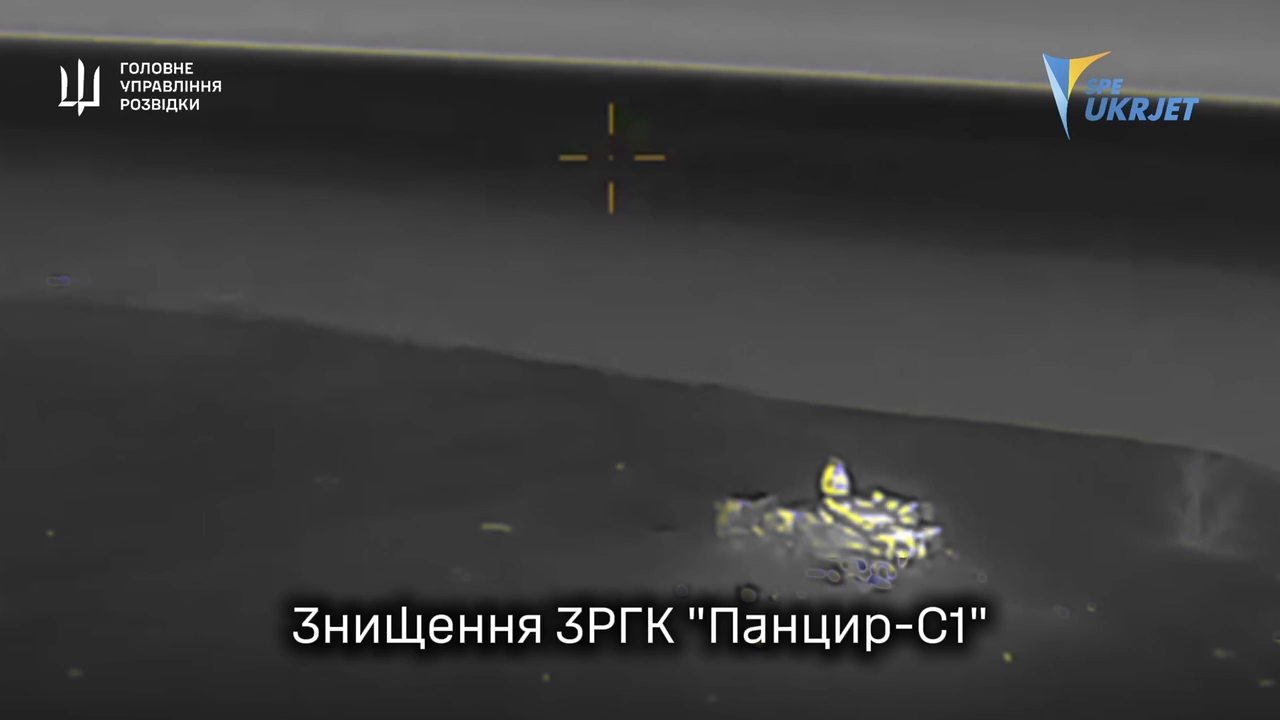 Працювали ударні "Бобри": у ГУР показали ураження російських систем ППО і Су-30 на аеродромі в Саках. Відео