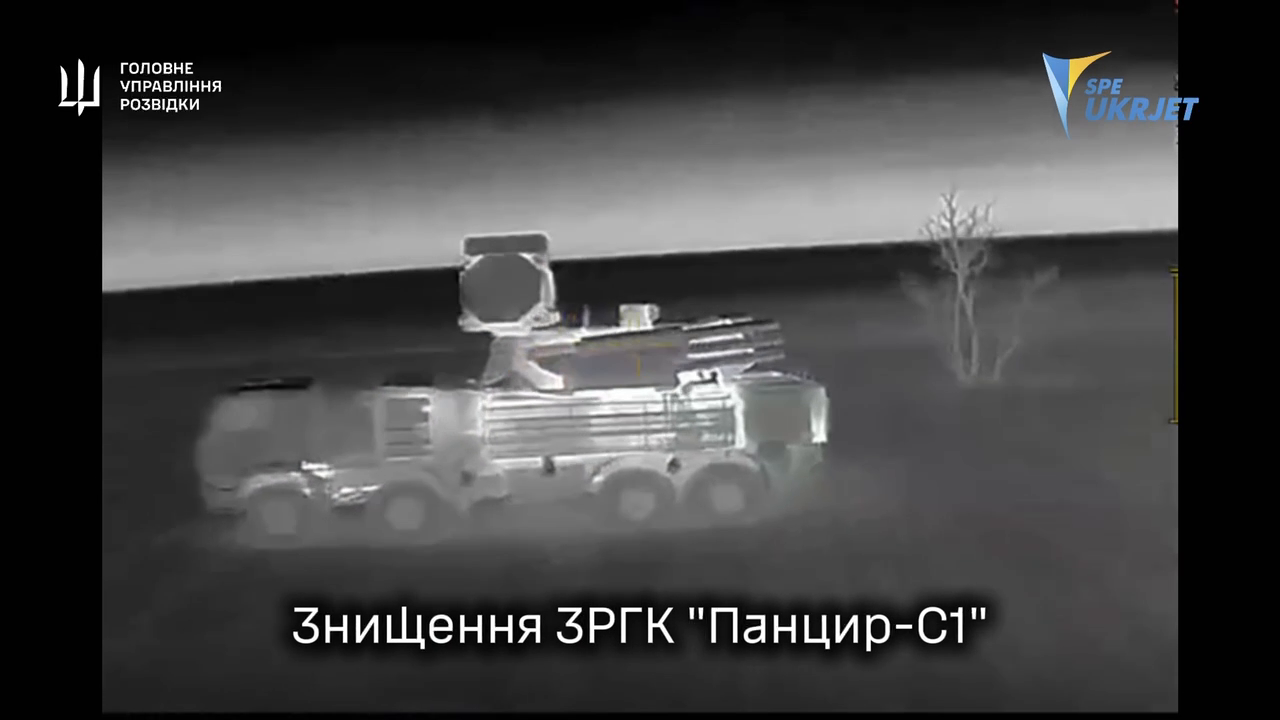 Працювали ударні "Бобри": у ГУР показали ураження російських систем ППО і Су-30 на аеродромі в Саках. Відео