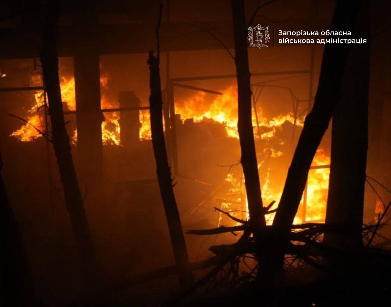 Окупанти атакували Запоріжжя та область: пошкоджено підприємство, виникла пожежа. Фото і відео