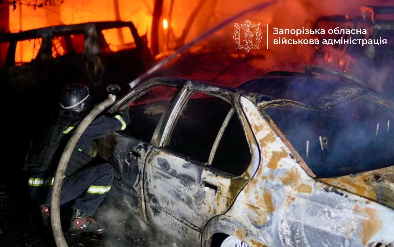 Окупанти атакували Запоріжжя та область: пошкоджено підприємство, виникла пожежа. Фото і відео
