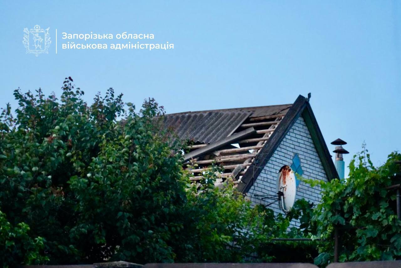 Окупанти атакували Запоріжжя та область: пошкоджено підприємство, виникла пожежа. Фото і відео
