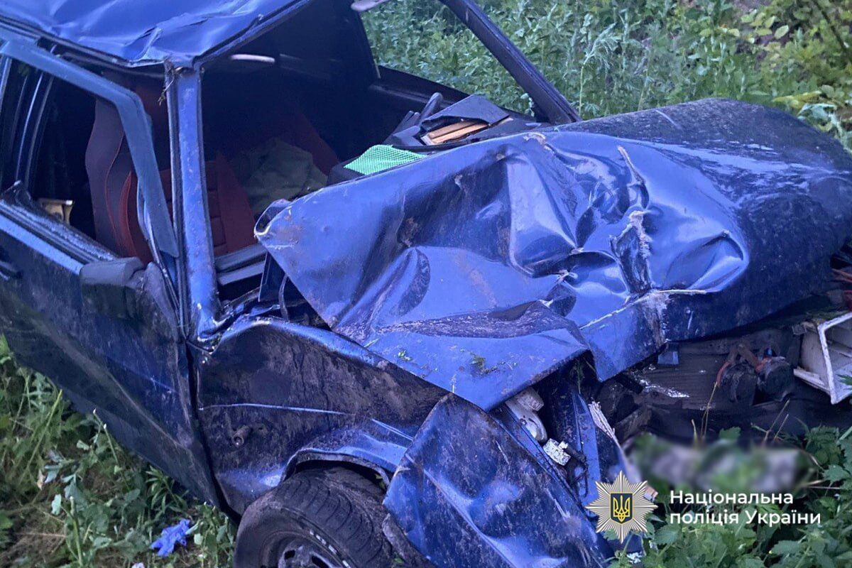 В Черкасской области авто протаранило электроопору и вылетело в кювет: погибла женщина, пострадал мужчина. Фото