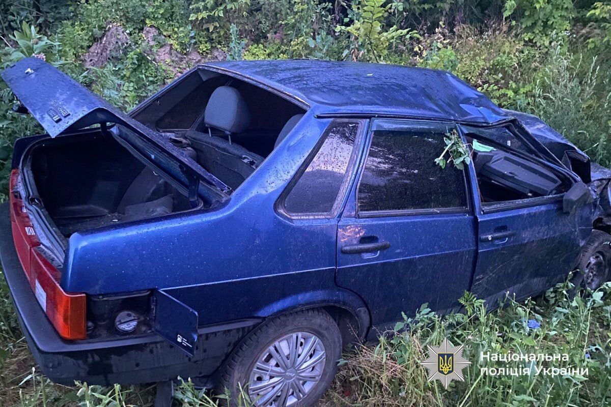В Черкасской области авто протаранило электроопору и вылетело в кювет: погибла женщина, пострадал мужчина. Фото