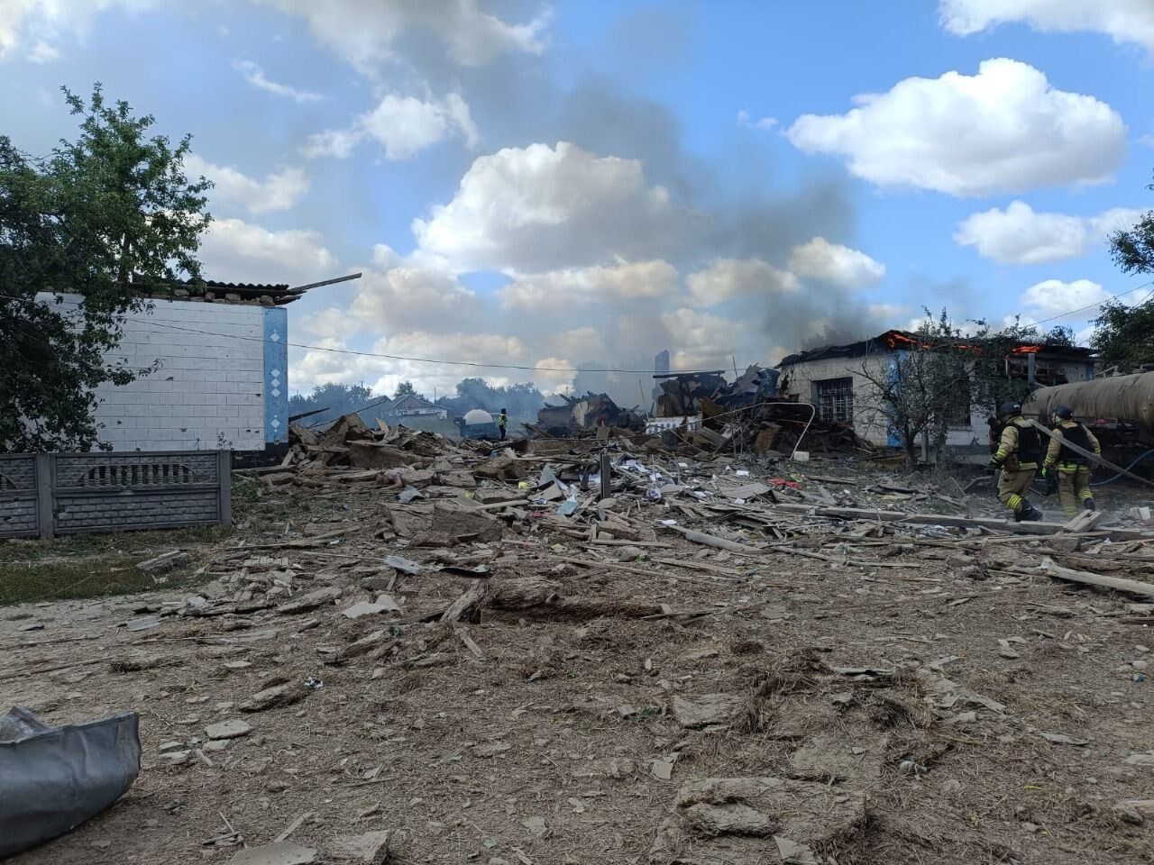 Окупанти завдали ракетного удару по Дніпропетровщині: спалахнула пожежа, є загиблі і поранені. Фото