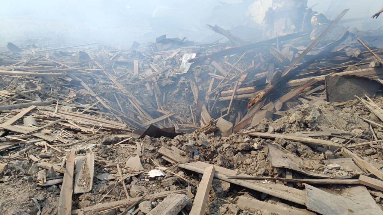 Окупанти завдали ракетного удару по Дніпропетровщині: спалахнула пожежа, є загиблі і поранені. Фото