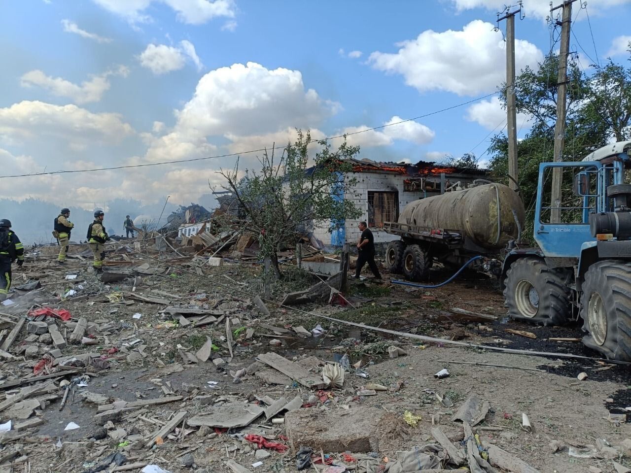 Окупанти завдали ракетного удару по Дніпропетровщині: спалахнула пожежа, є загиблі і поранені. Фото
