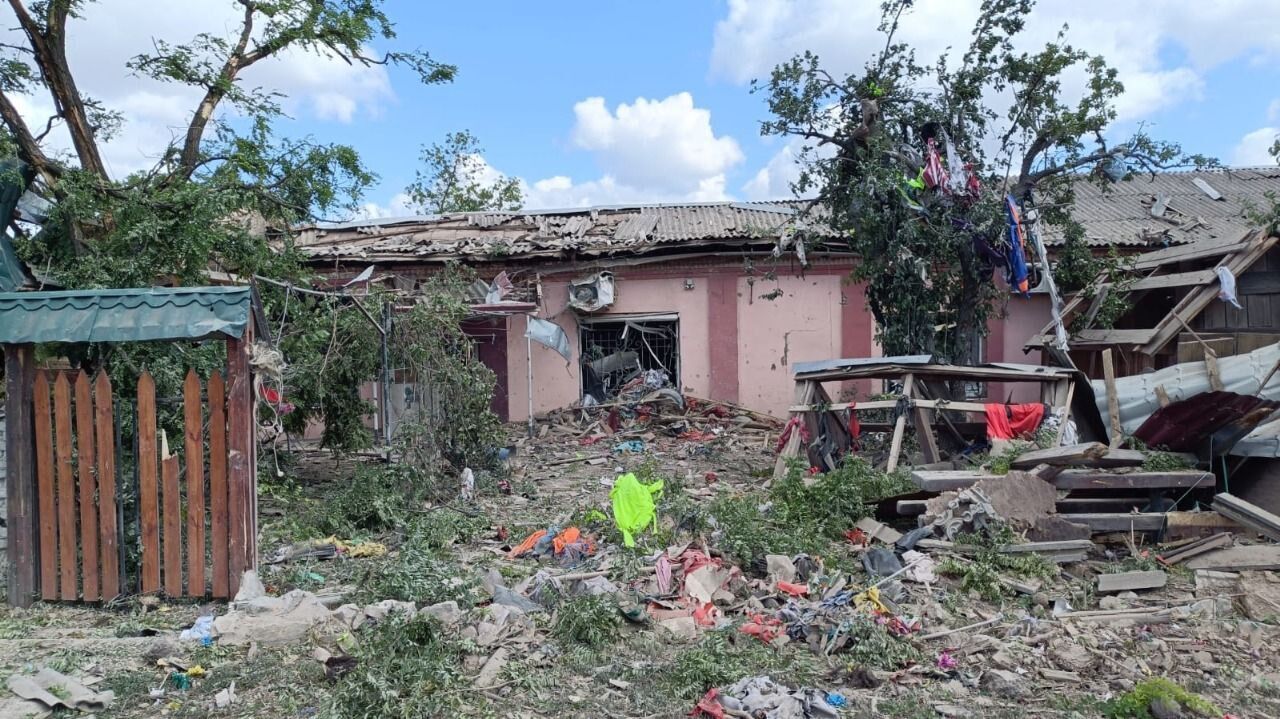 Окупанти завдали ракетного удару по Дніпропетровщині: спалахнула пожежа, є загиблі і поранені. Фото