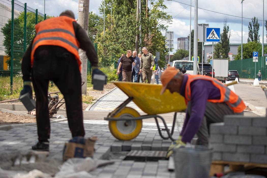 Нові комунікації та сучасні зупинки: Віталій Кличко перевірив, як ремонтують вулицю Зрошувальну в Києві. Фото