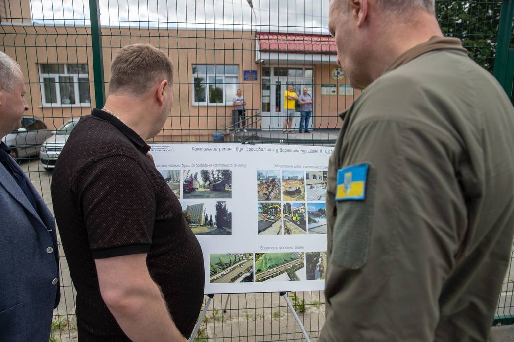 Нові комунікації та сучасні зупинки: Віталій Кличко перевірив, як ремонтують вулицю Зрошувальну в Києві. Фото