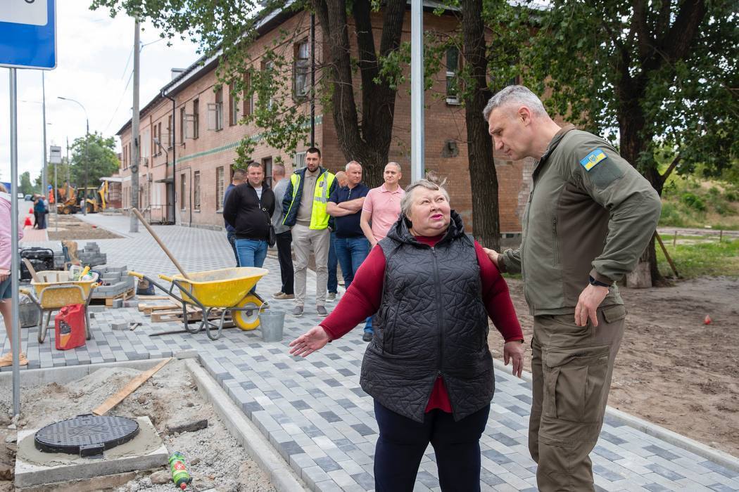 Нові комунікації та сучасні зупинки: Віталій Кличко перевірив, як ремонтують вулицю Зрошувальну в Києві. Фото