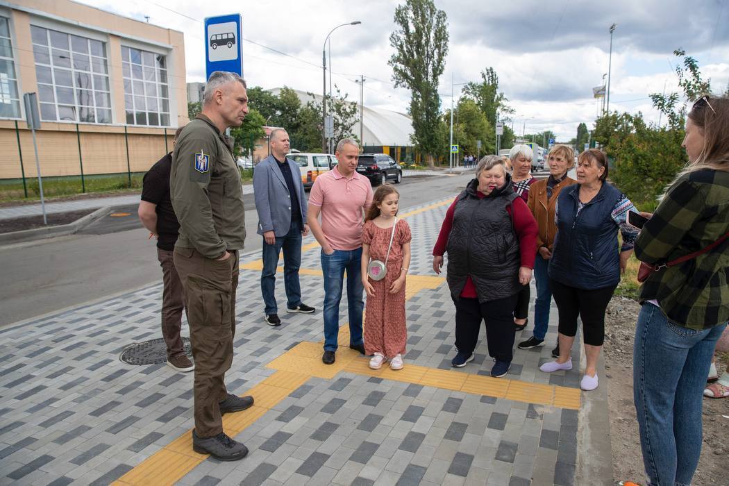Нові комунікації та сучасні зупинки: Віталій Кличко перевірив, як ремонтують вулицю Зрошувальну в Києві. Фото