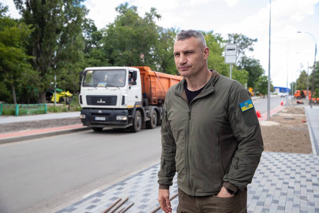 Нові комунікації та сучасні зупинки: Віталій Кличко перевірив, як ремонтують вулицю Зрошувальну в Києві. Фото