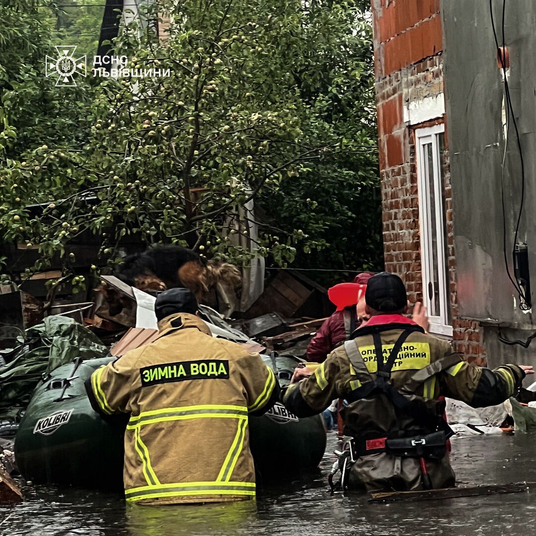 Уровень воды местами достигает 3 метров: на Львовщине река вышла из берегов, подтопило улицы, дома и авто. Фото и видео